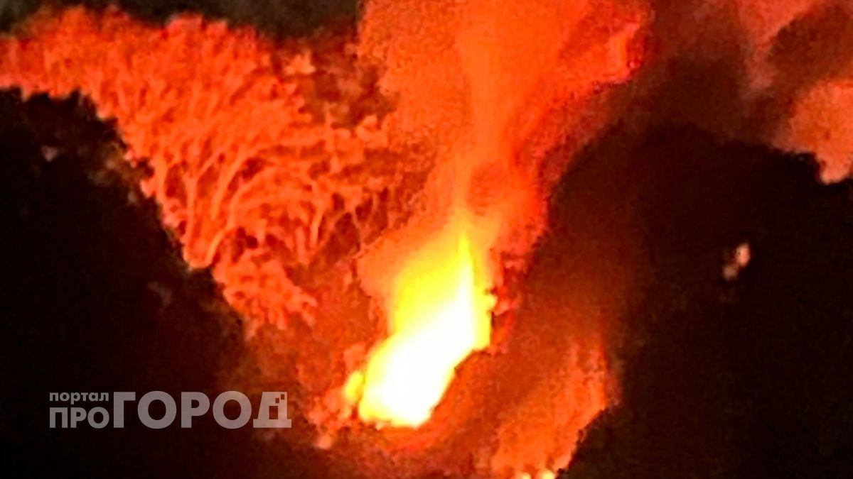 29 человек тушат огонь на территории бывшего КВАТУ в Кирове
