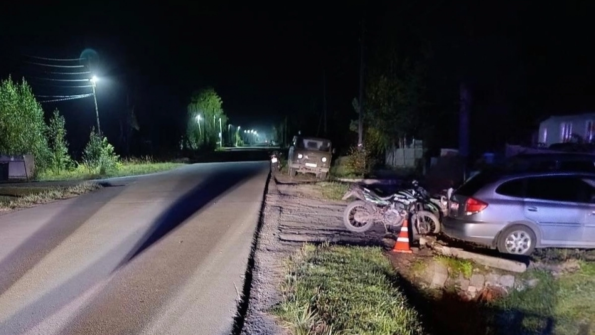 В Кирсе мотоцикл въехал в бетонную плиту, ранена 13-летняя школьница