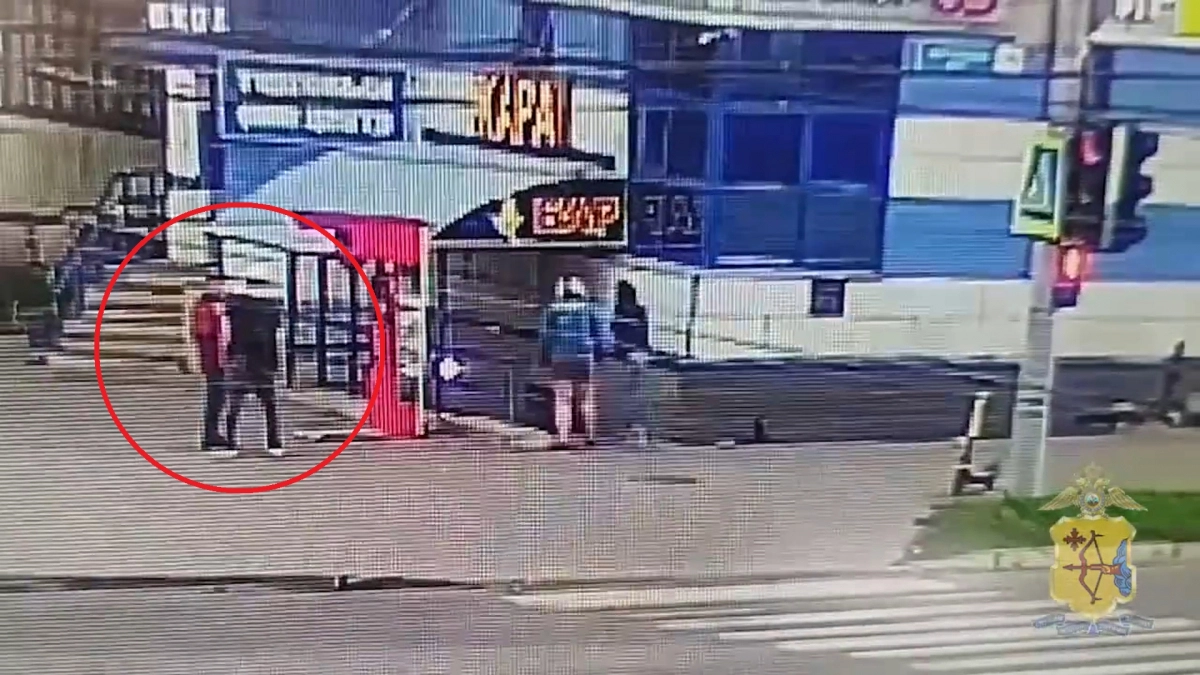 В Кирове дерзкое уличное ограбление в исполнении рецидивиста попало на видео