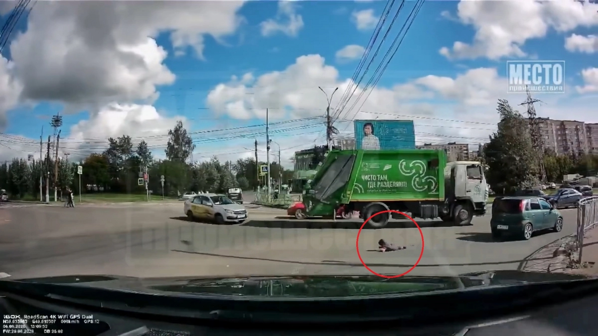На оживленном перекрестке в Кирове из машины выпал ребенок, появилось видео