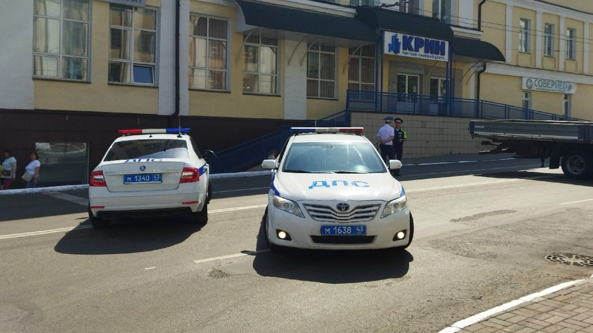 В Кирове двое подростков угнали питбайк и катались на нем по городу