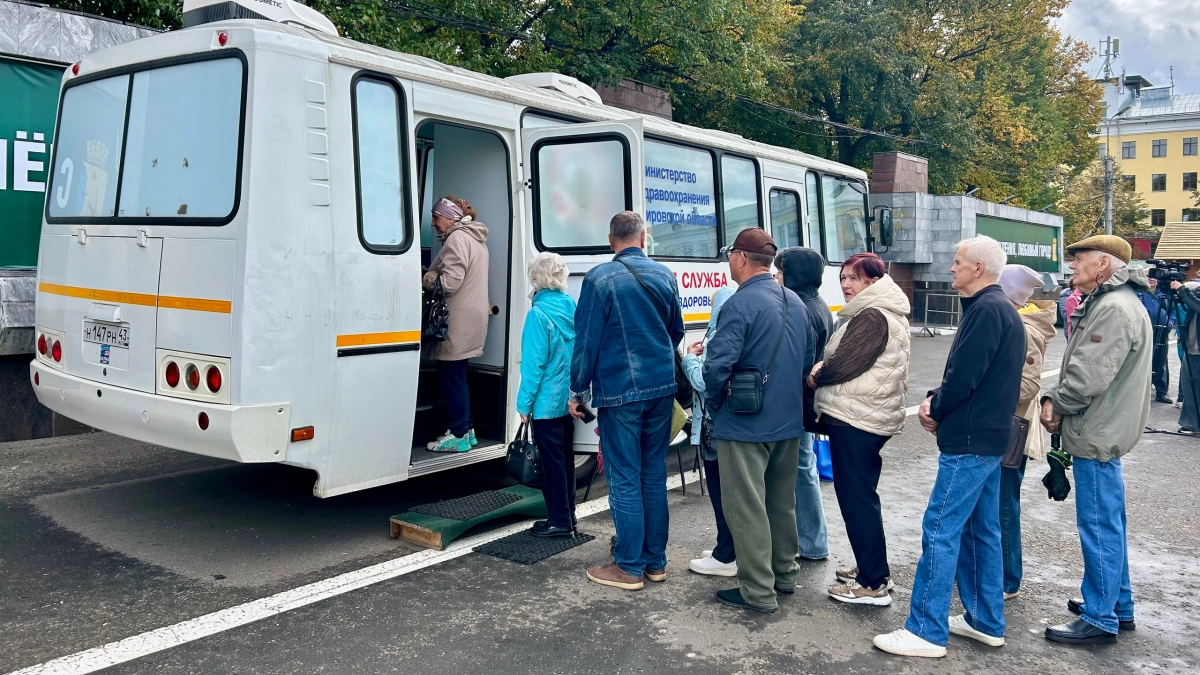 В Кирове продлят режим работы пункта вакцинации на Театральной площади