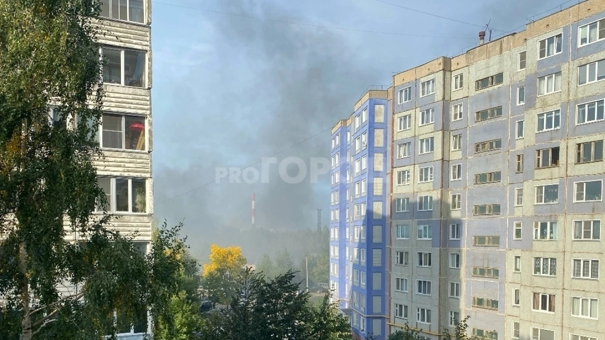 Густой дым повалил из здания на улице Луганской в Кирове