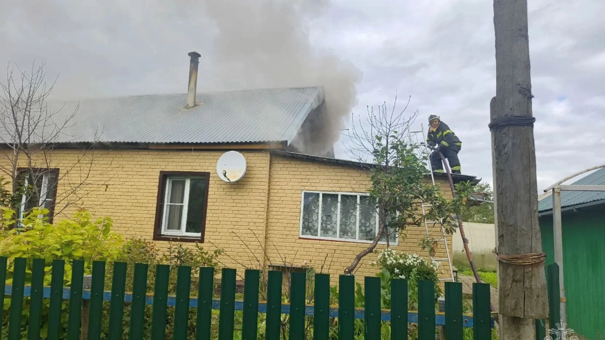 В Лебяжье мужчину экстренно увезли в больницу после сильного пожара в доме