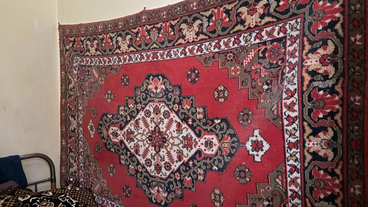 Ковёр на стене — больше не колхоз: 3 причины вернуть его в квартиру — дизайнеры одобряют