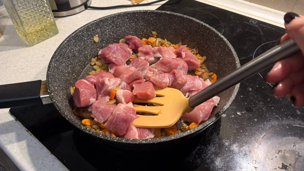 Что обжаривать первым — лук или мясо: простое правило, от которого зависит вкус плова