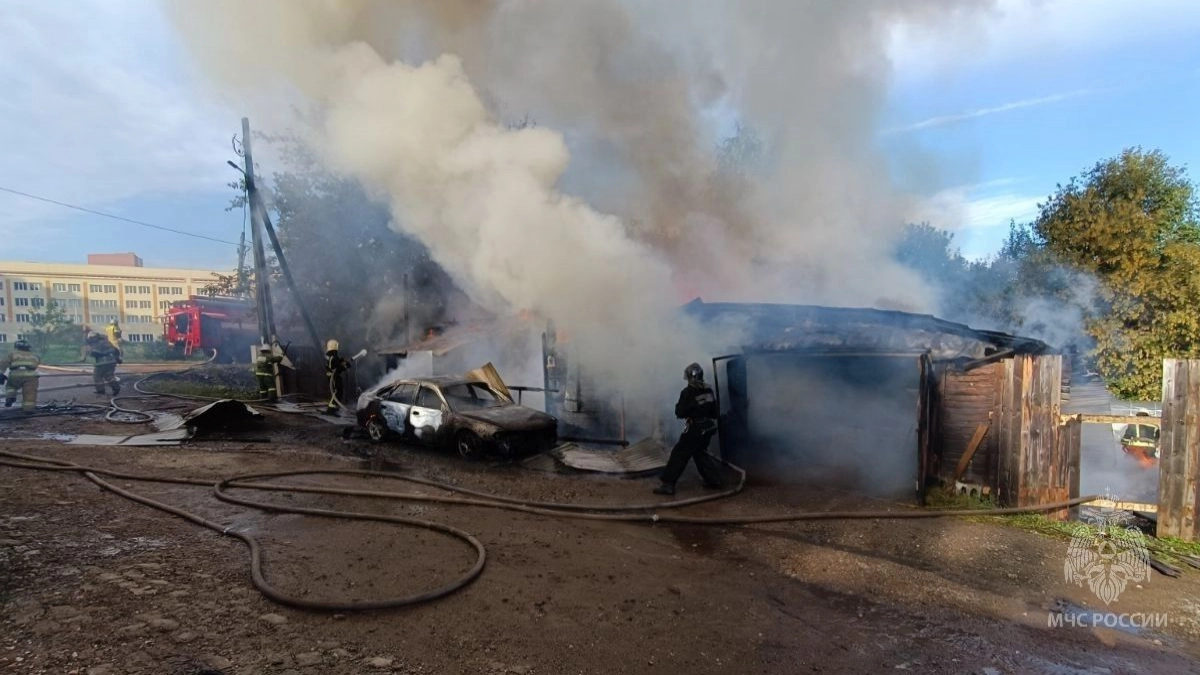 В Белой Холунице из вспыхнувшего гаража с "Волгой" спасли мужчину