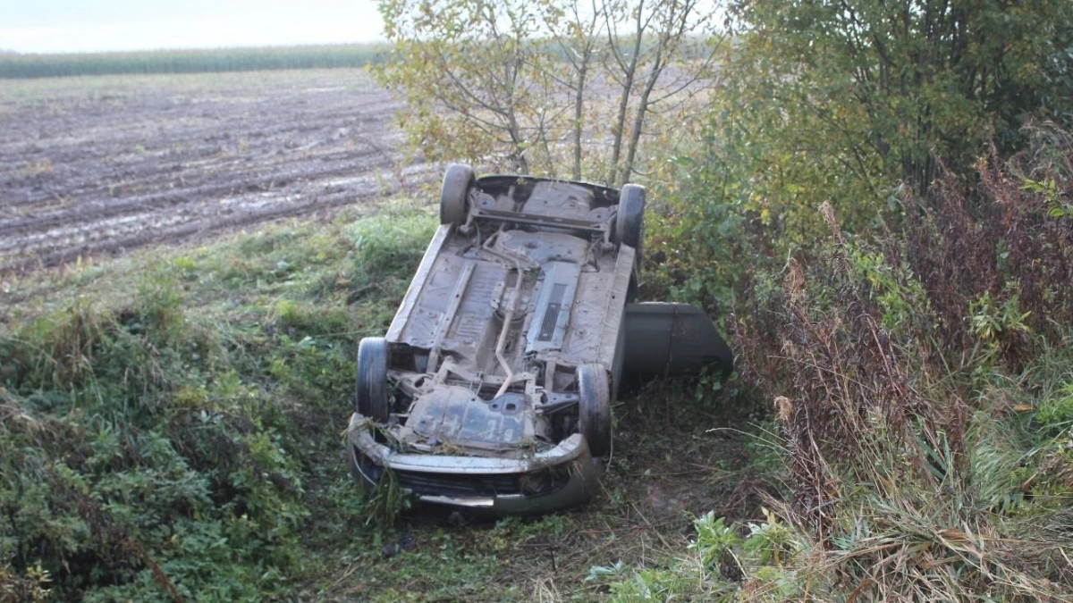Иномарку колесами вверх нашли в кювете на сельской дороге в Куменском районе