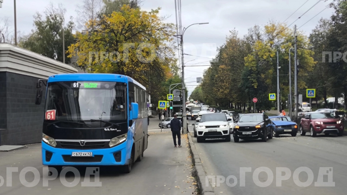 Жесткая авария в центре Кирова парализовала Октябрьский проспект