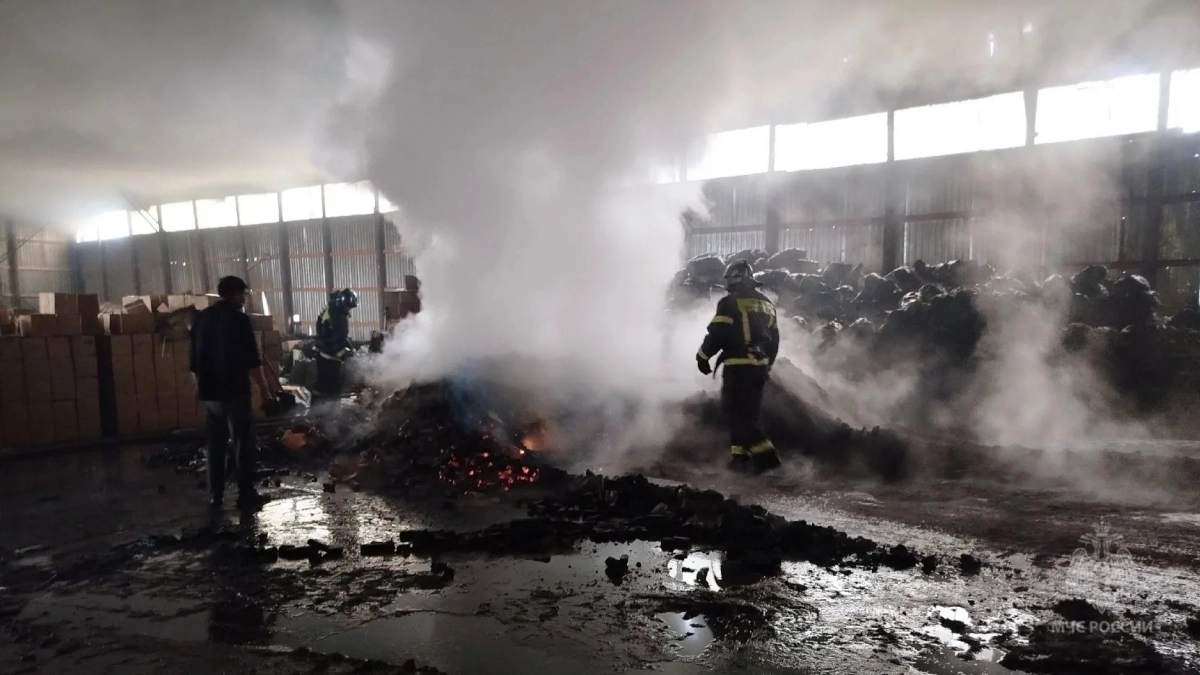 В Афанасьево произошел мощный пожар в цехе по производству угля