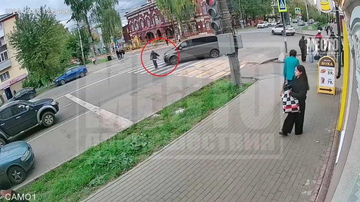 В Кирове женщина попала под Mercedes на пешеходном переходе, появились кадры ДТП