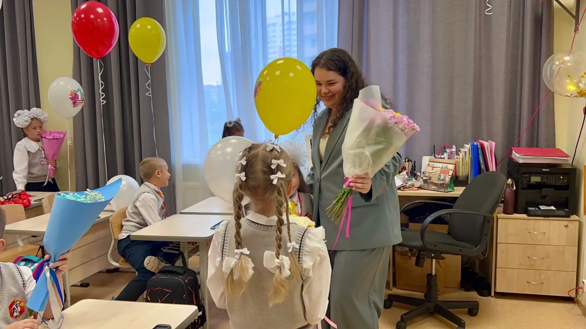 "Пришла на 1 Сентября с гипсом, а дети спросили: "Вы с монстром дрались?": из записок учительницы начальных классов кировской школы №26