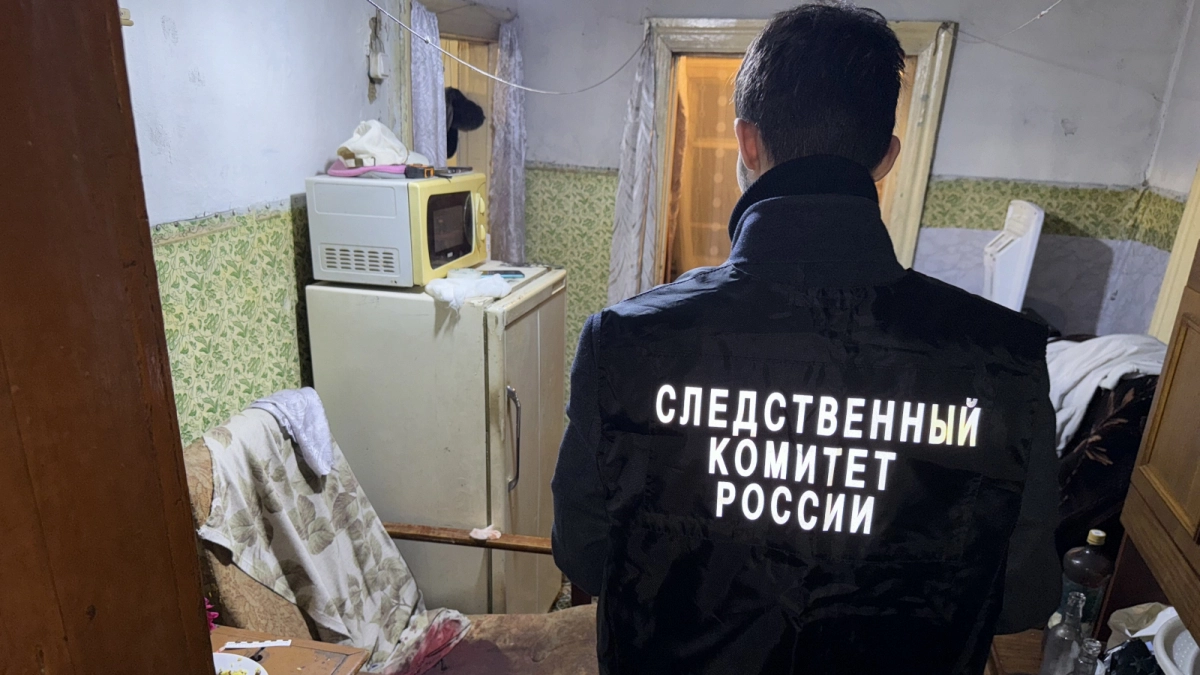 Тело 46-летнего мужчины в луже крови нашли в деревне под Кировом