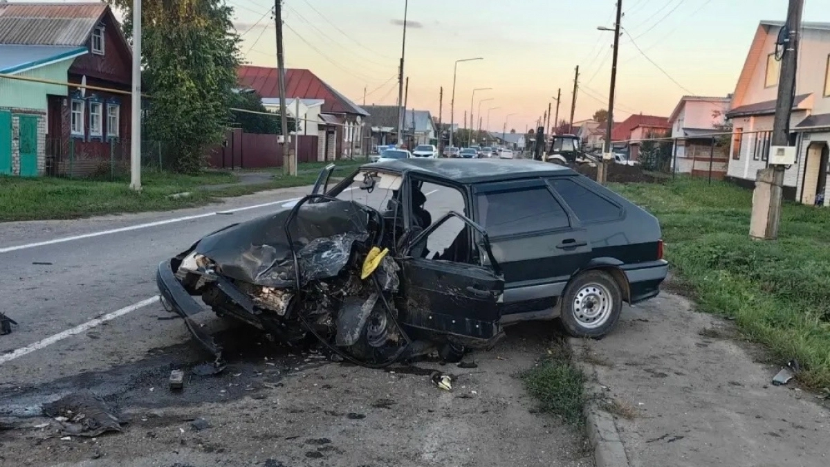 Легковушка превратилась в груду металла после ДТП под Вятскими Полянами