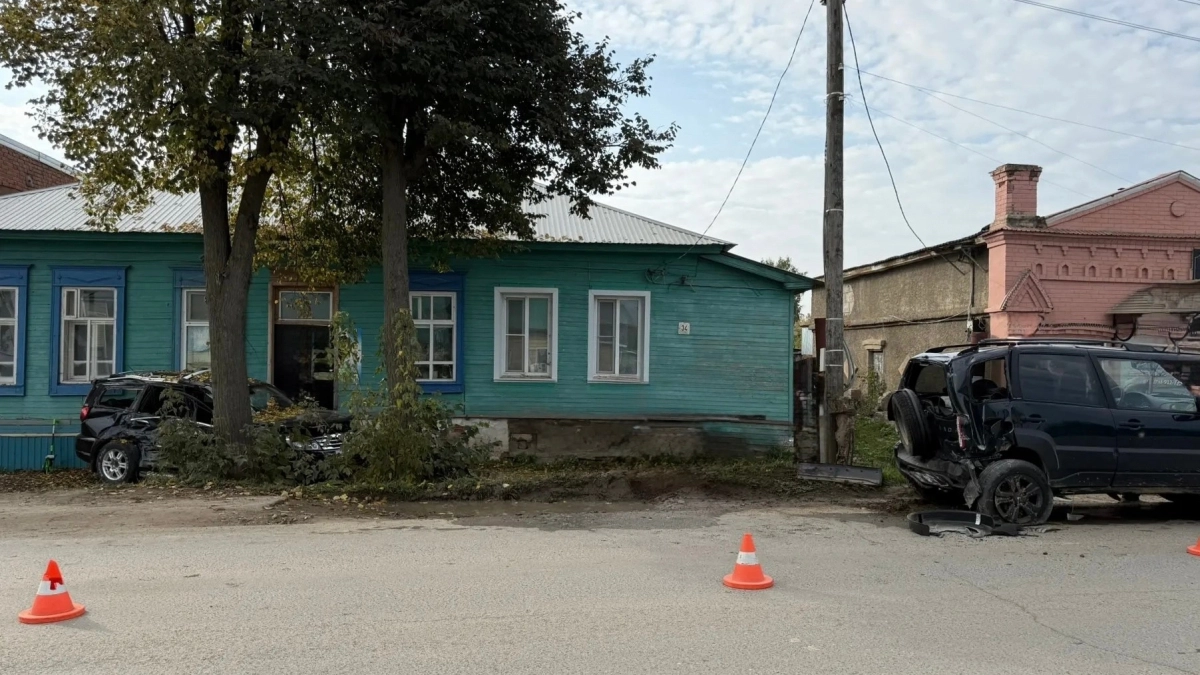 В Малмыже внедорожник с молодой парой отбросило в дерево после жесткого ДТП