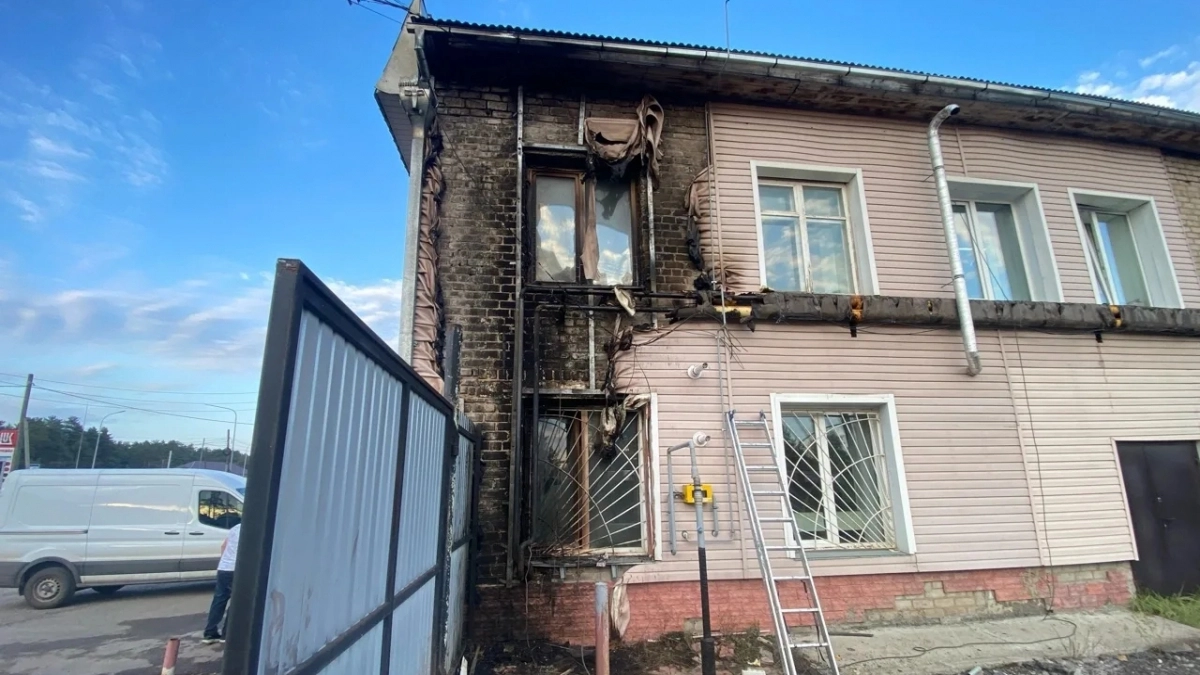 В Белой Холунице здание вспыхнуло во время ремонта системы отопления