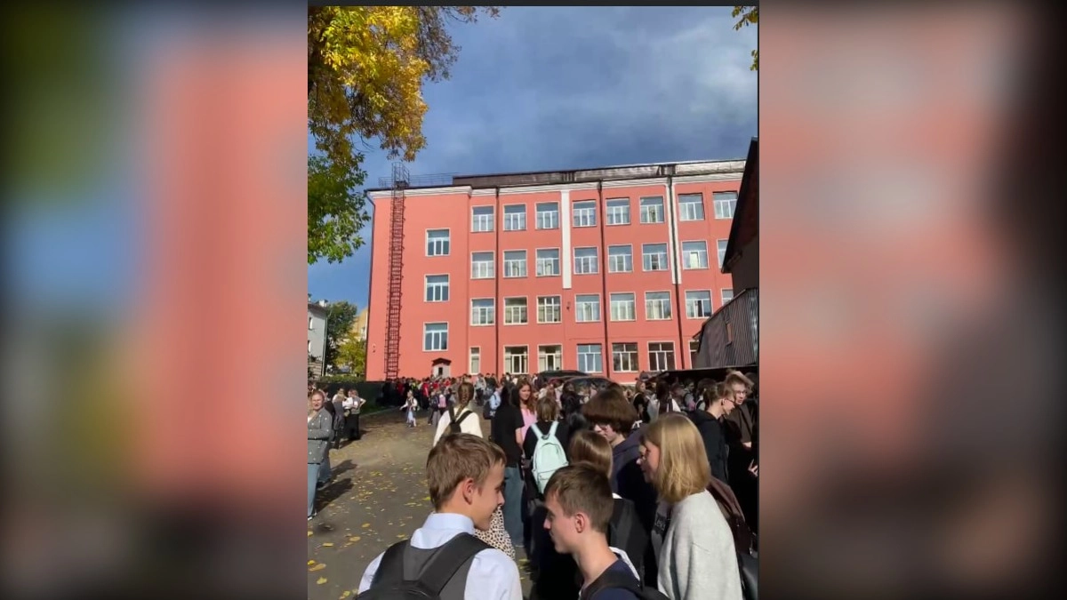 В Кирове массово эвакуируют детей из школ по всем районам
