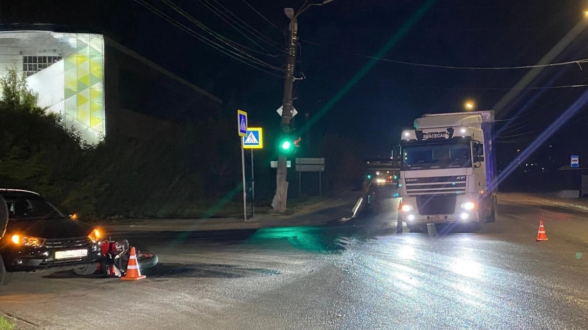 Мотоциклист попал в массовое ДТП с грузовиком у торгового центра в Кирове