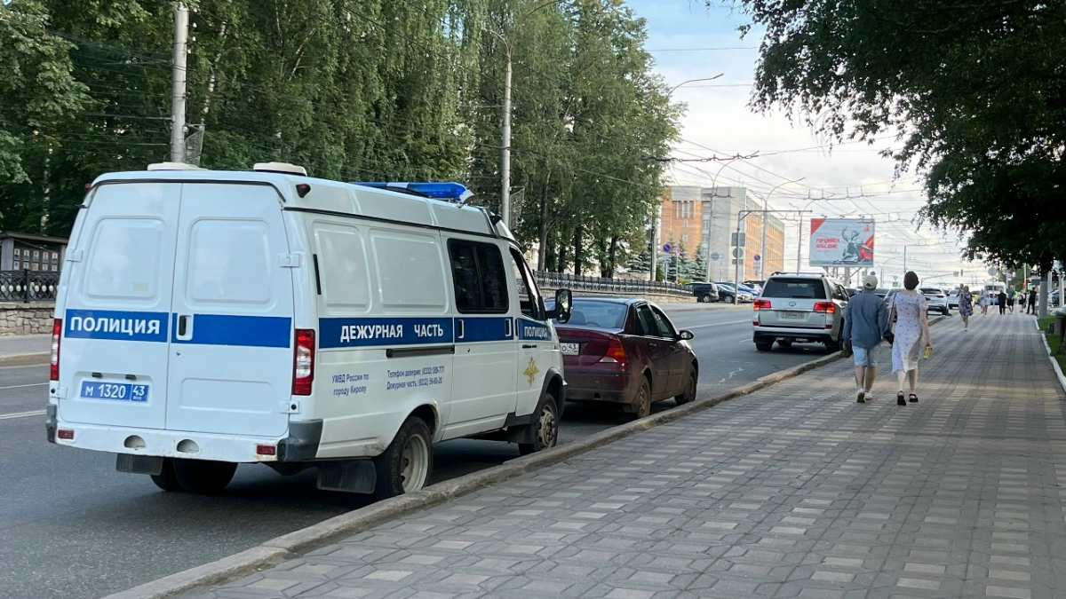 В Кирове мужчина прокрался в дом за спиной хозяйки и вынес сумку с деньгами