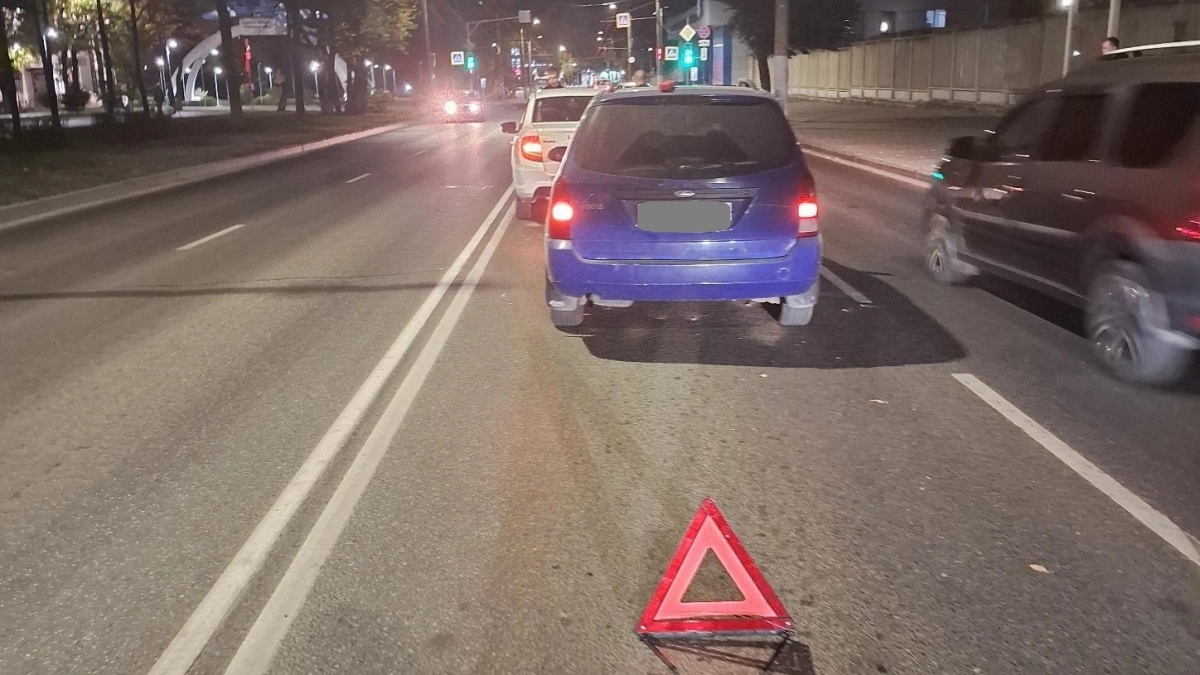 Кировчанину потребовалась помощь после тройной аварии на Октябрьском проспекте