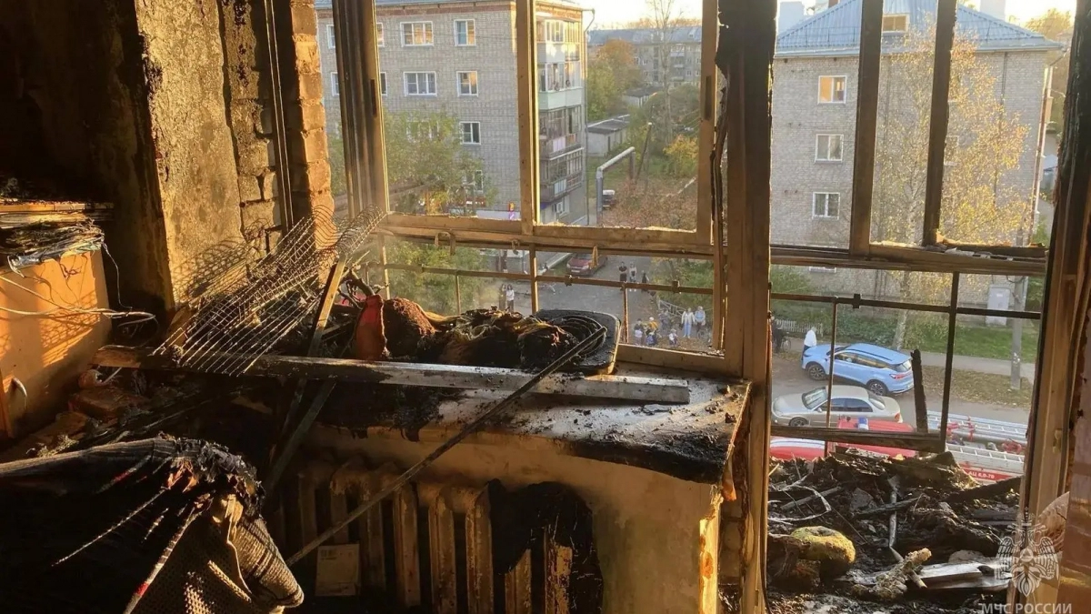 В Кирове дедушка спас трех внучек при мощном пожаре на пятом этаже