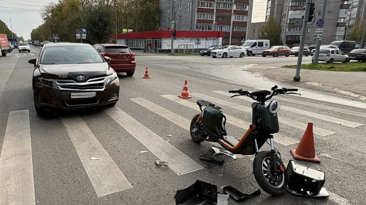 В Кирове подросток на электровелосипеде попал сразу под две машины