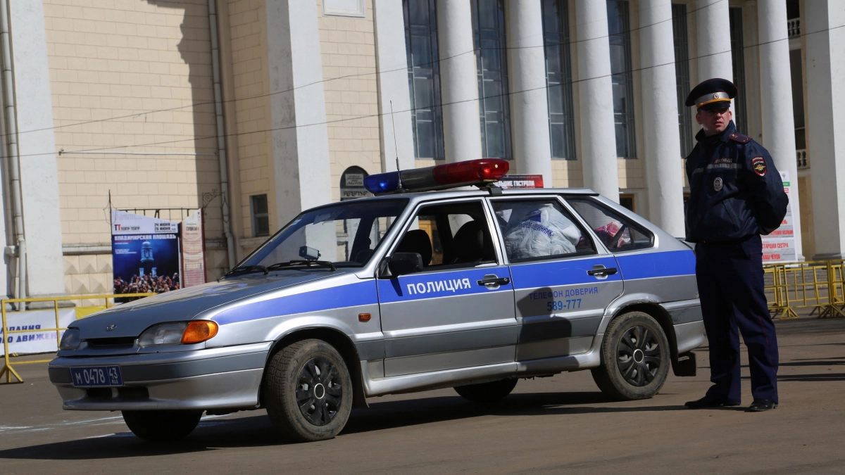 В Слободском экипаж ДПС помог доставить в больницу теряющую сознание женщину