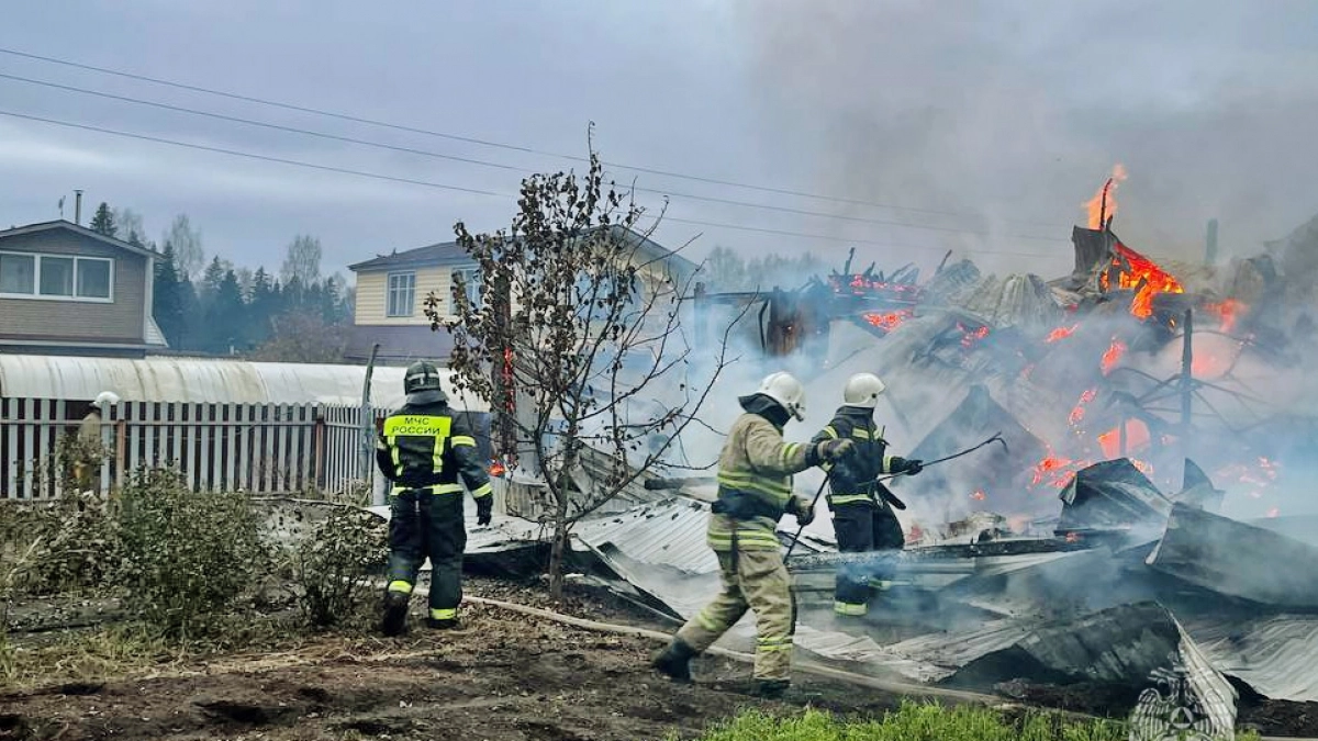 Одного человека успели спасти из сгоревшего дотла дома под Кировом