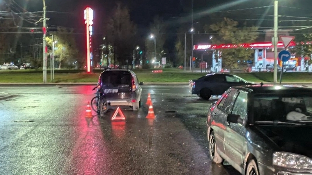 В Кирове прямо у заправки сбили ребенка на велосипеде