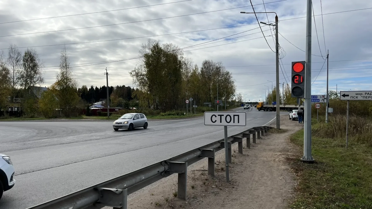 На повороте в Радужный заработал новый светофор