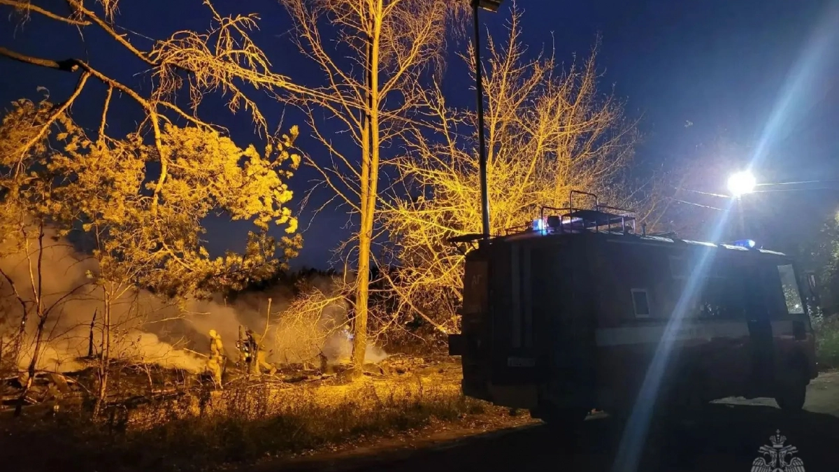 13 огнеборцев тушили пожар в Чистых прудах в Кирове