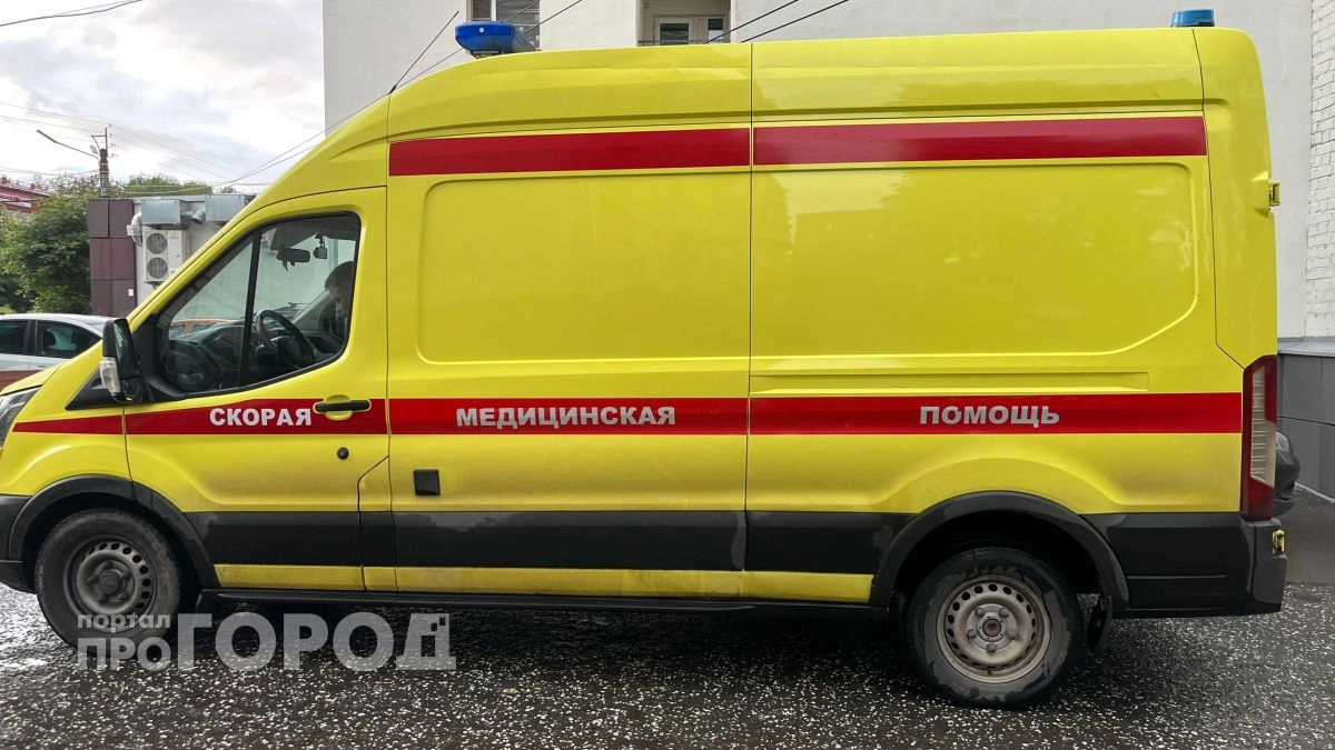 В Кировской области спасатели доставали из искореженной машины двух пострадавших 