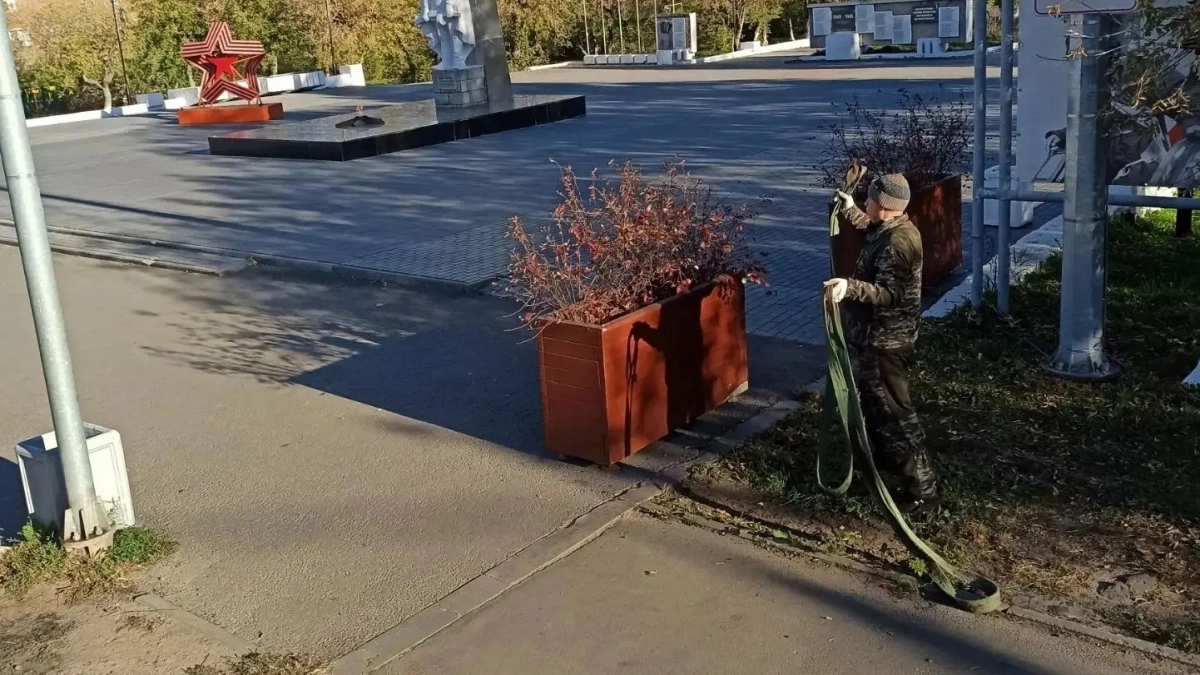 В Кирове убирают летние цветочные контейнеры и гидровазоны