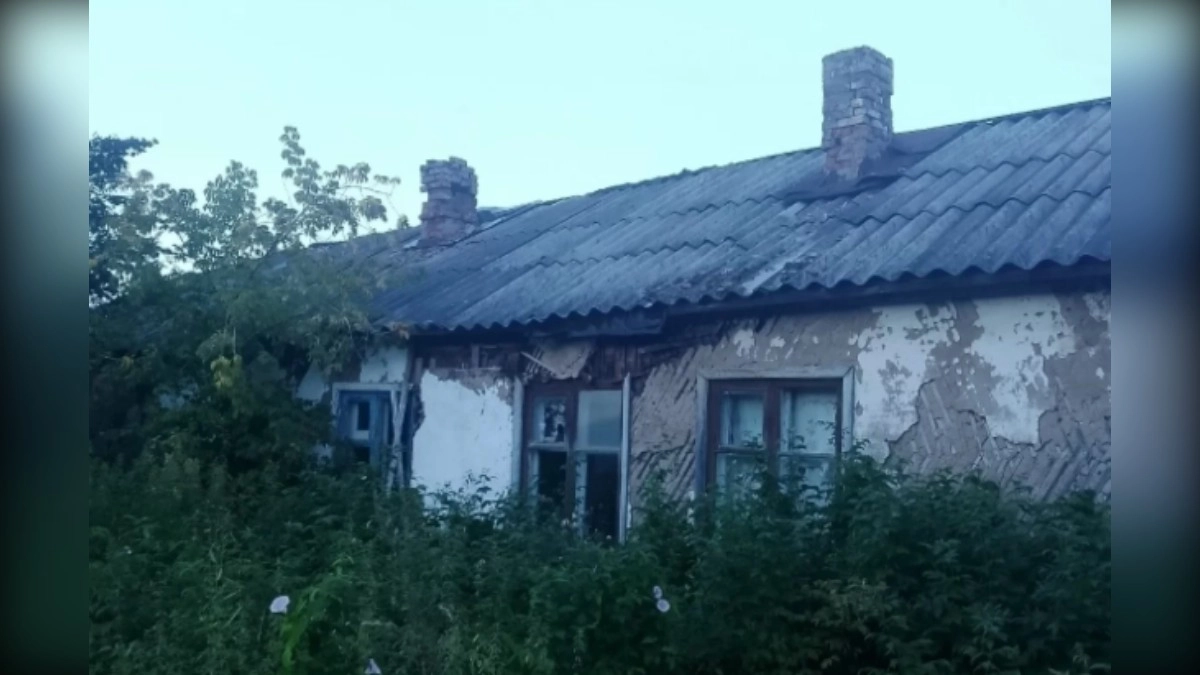 В Кировской области люди уже четыре года живут в разрушающемся доме