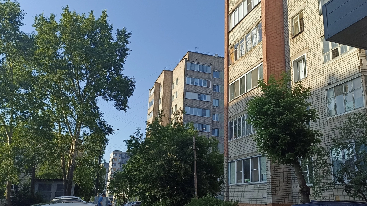 В Кирове распределили еще девять квартир для детей-сирот