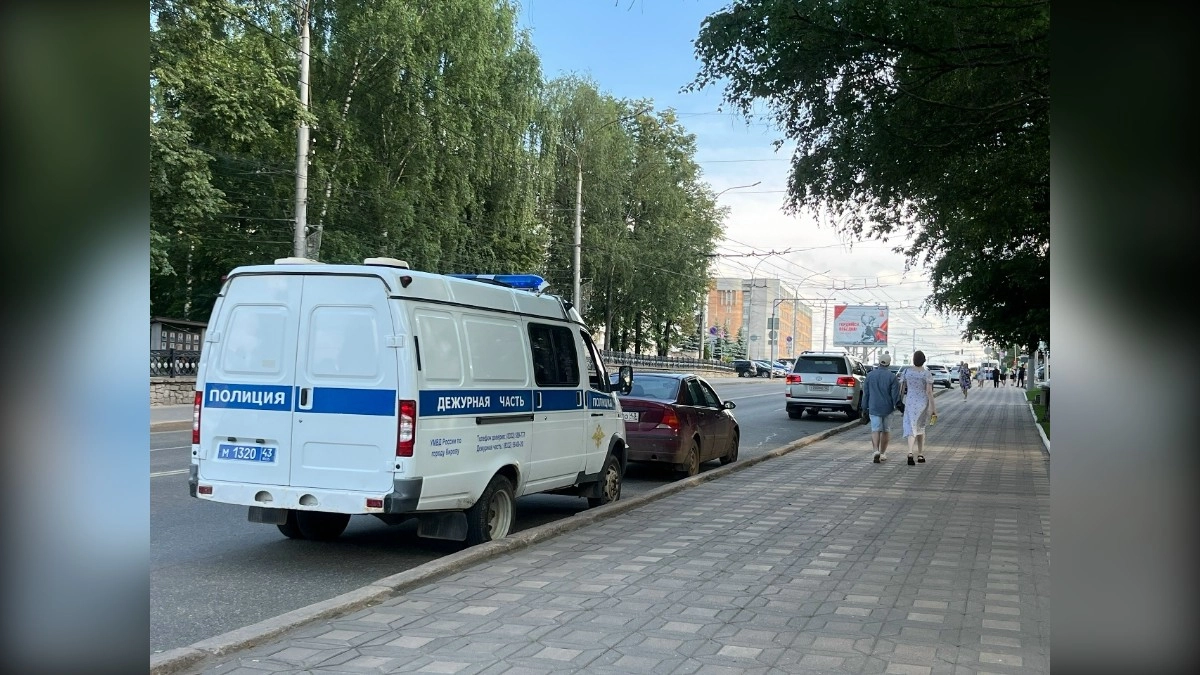На улице Щорса кировчанин с ножом проник в квартиру через окно и ограбил женщину