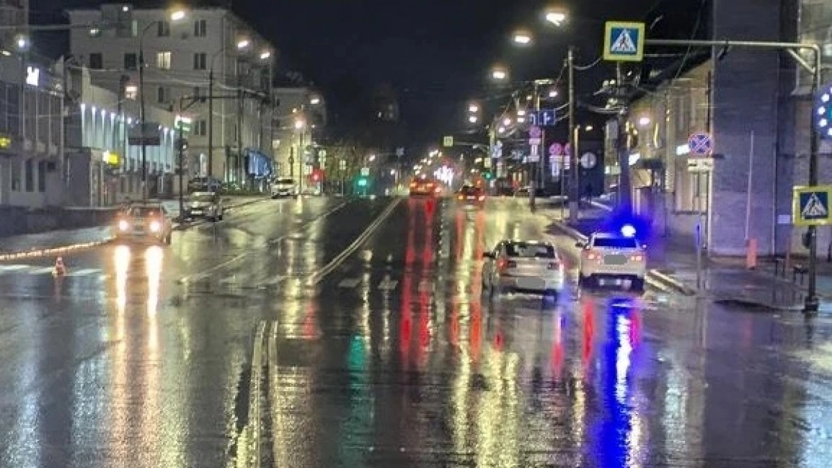 В Кирове полиция объявила в розыск водителя, скрывшегося после наезда на девушку