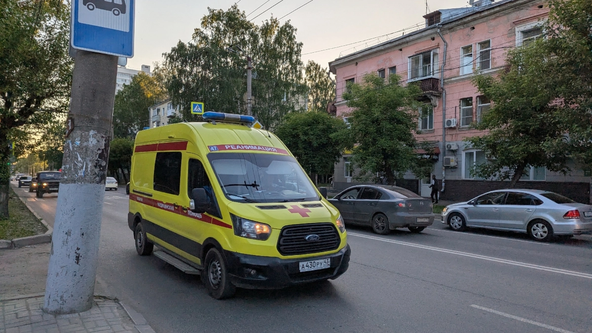 Тело человека нашли под окнами многоэтажки в Кирове