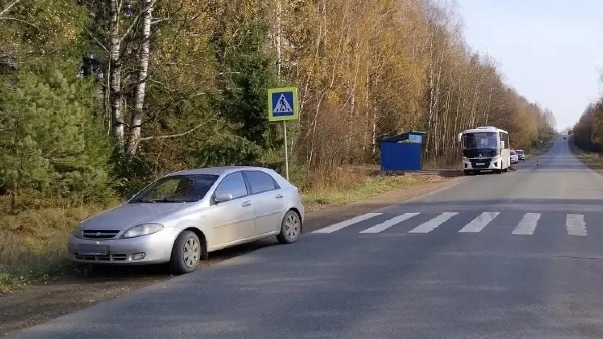 Около Кирова мотоциклиста отбросило под автобус после столкновения с легковушкой