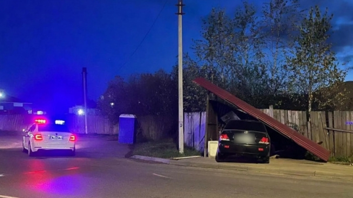 В Кирове пьяный угонщик без прав протаранил автобусную остановку