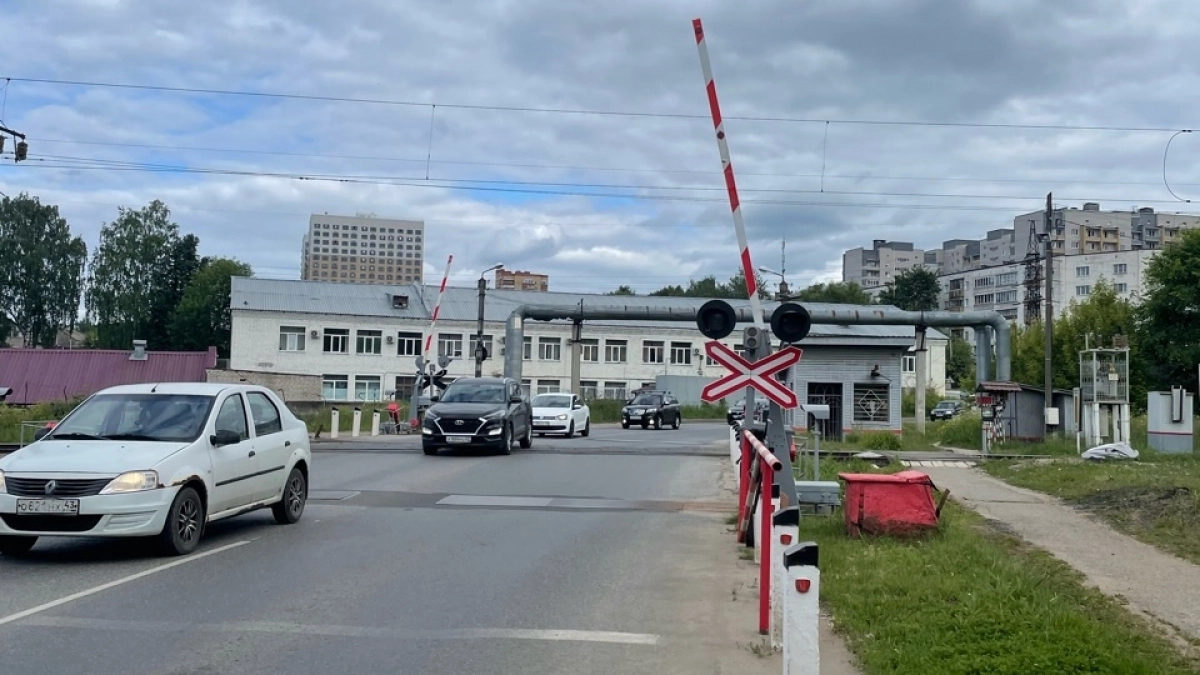 В Кирове на девять часов ограничили движение через переезд на улице Тимирязева