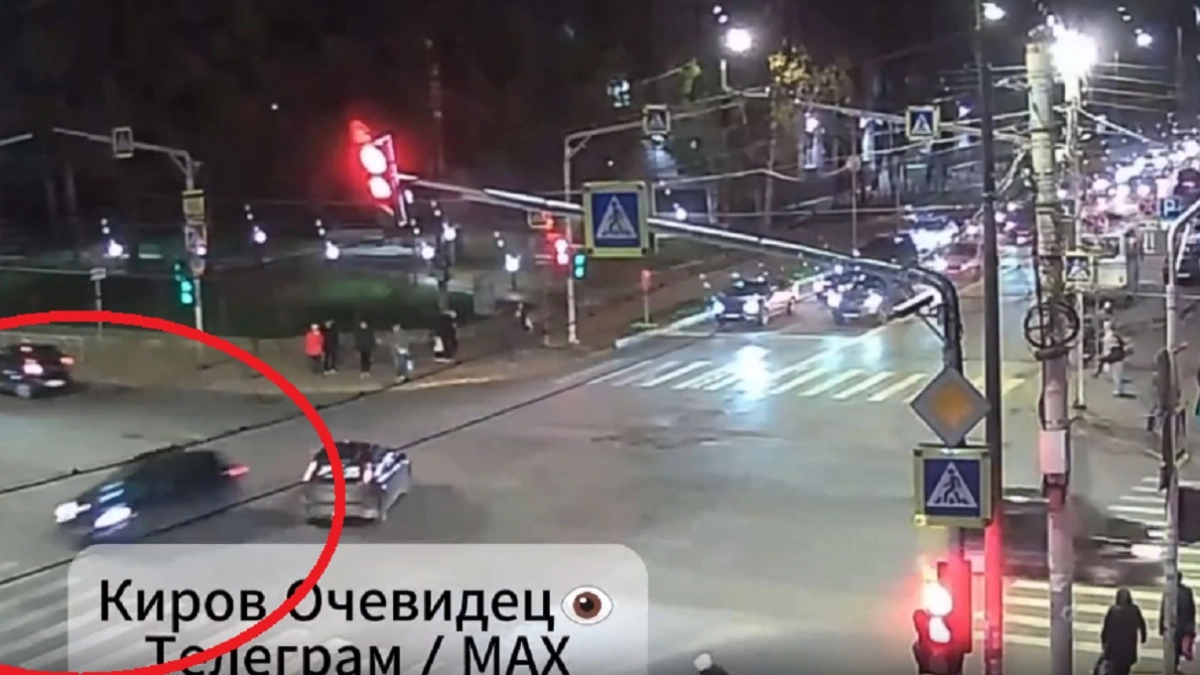 Появилось видео с детьми, попавшими под колеса иномарки в Кирове