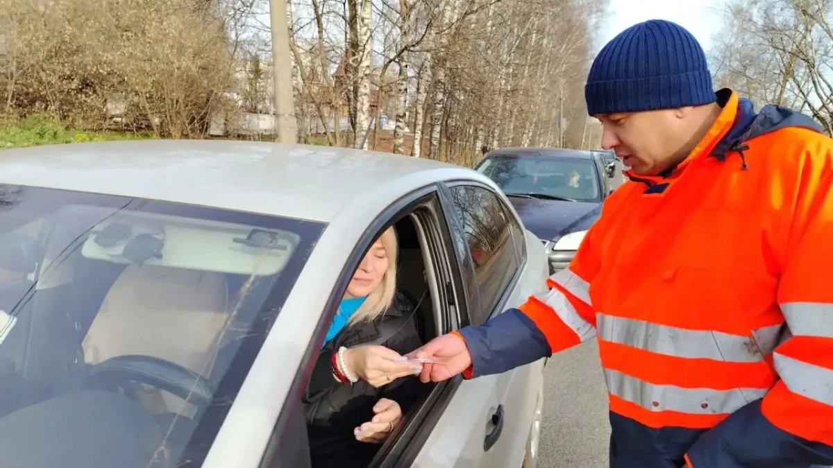 Железнодорожники напомнили кировским автомобилистам правила дорожного движения при пересечении путей