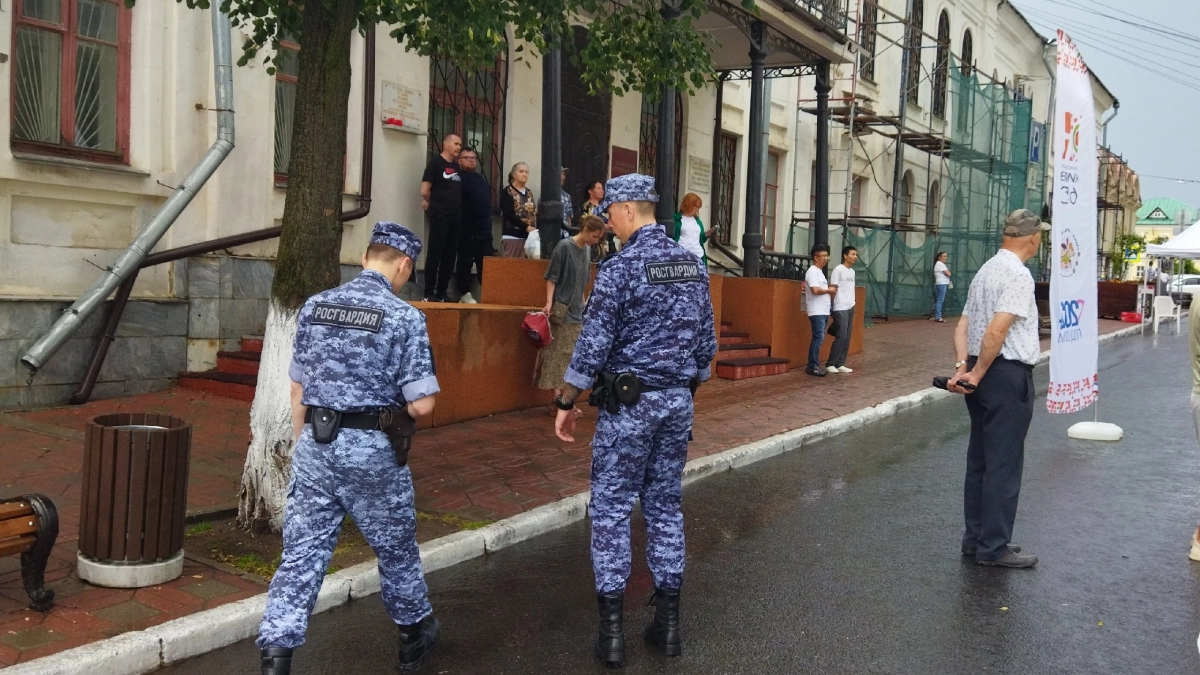 В одном из магазинов Слободского задержали любителя бесплатной выпивки: его разыскивала полиция