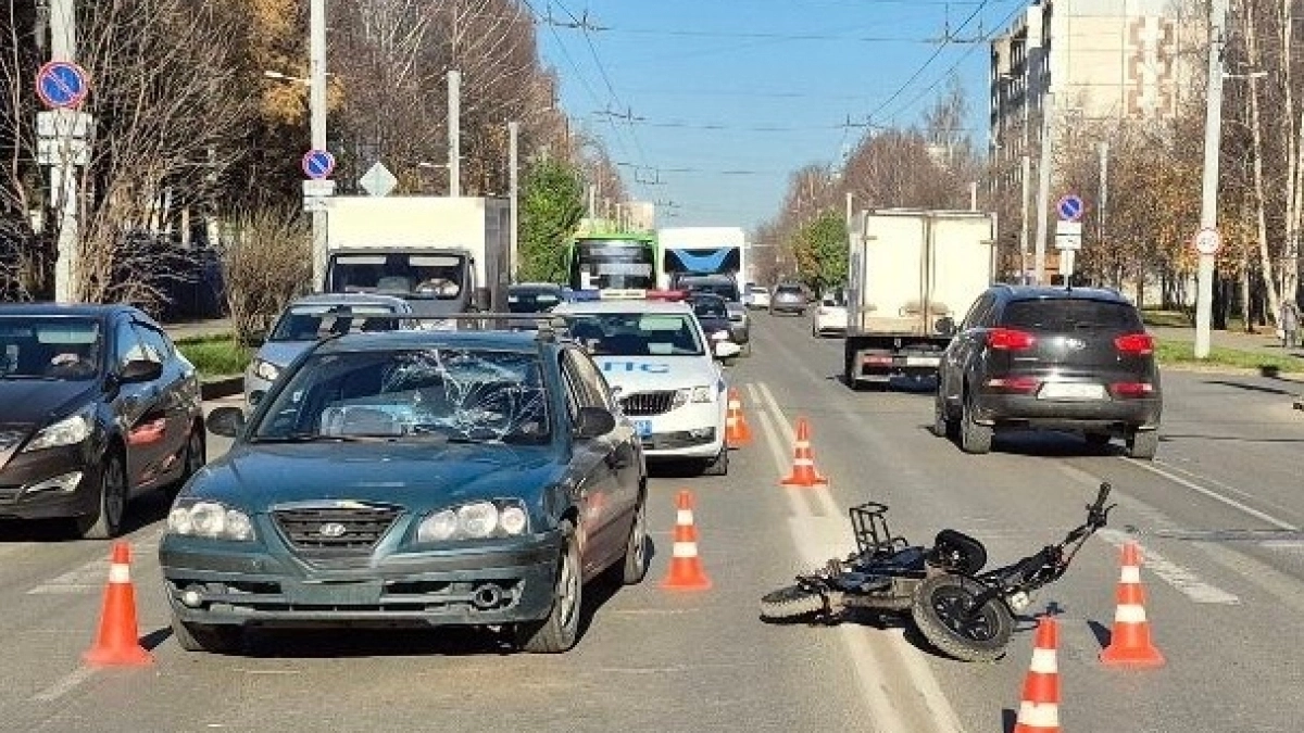 В Кирове водитель иномарки сбил молодого человека на электровелосипеде