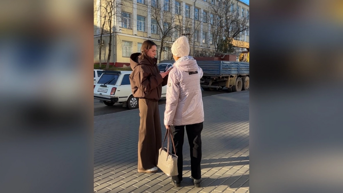 Улыбаются и смущаются: как кировские бабушки реагируют на обращение "девушка" - эксперимент "Про Города"