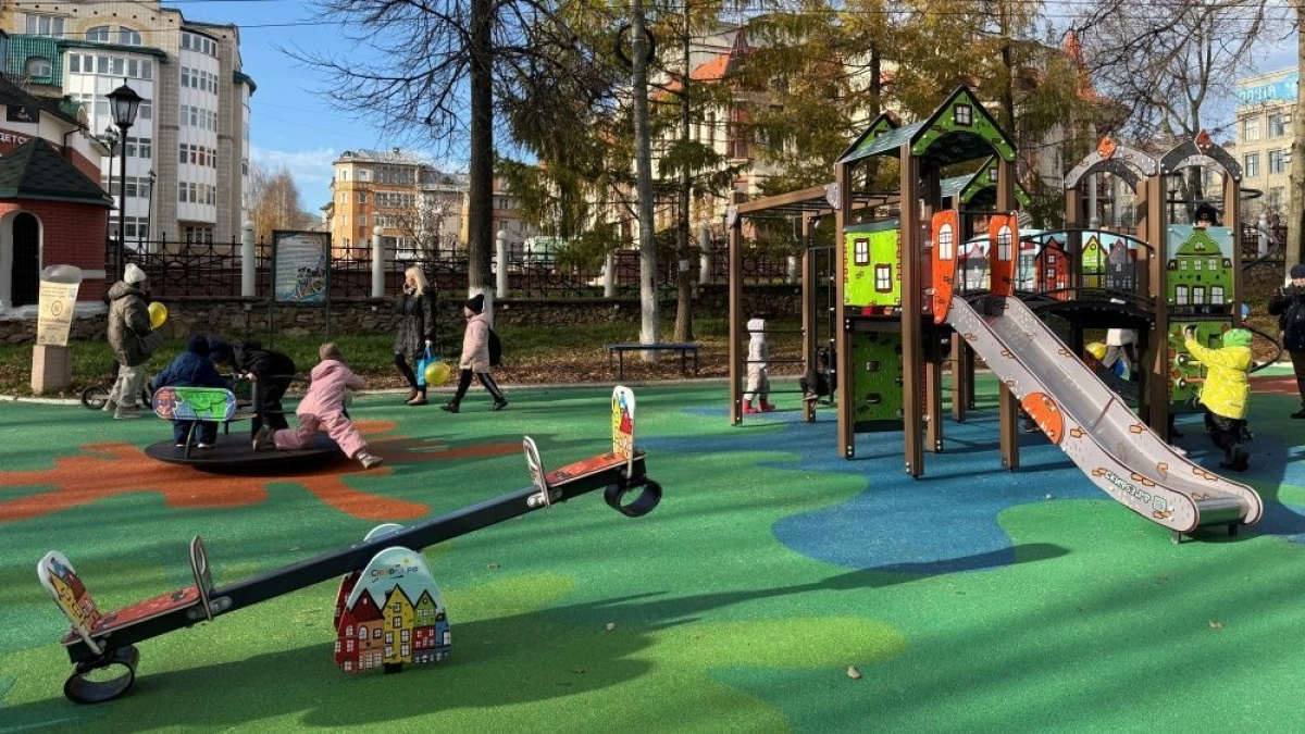 В парке "Аполло" открыли обновленную детскую площадку