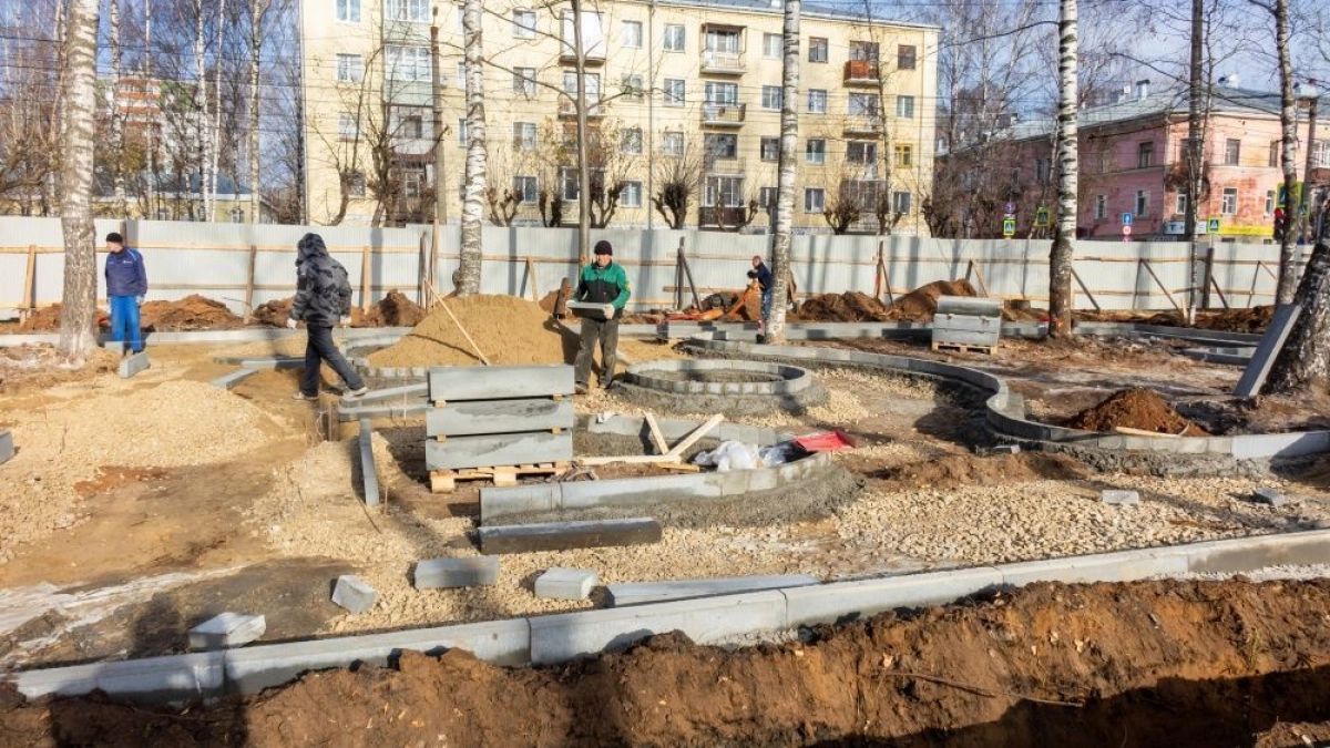 В Кирове продолжают благоустраивать сквер Надежды