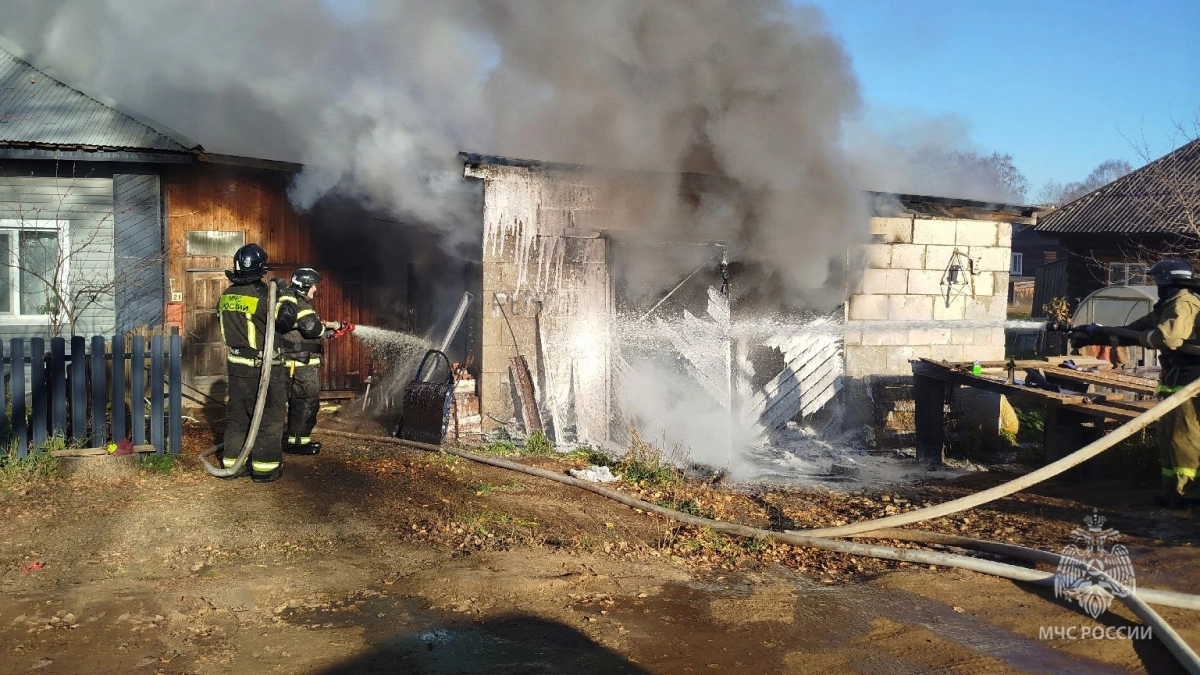 В Афанасьево мощный пожар повредил две иномарки, есть пострадавший