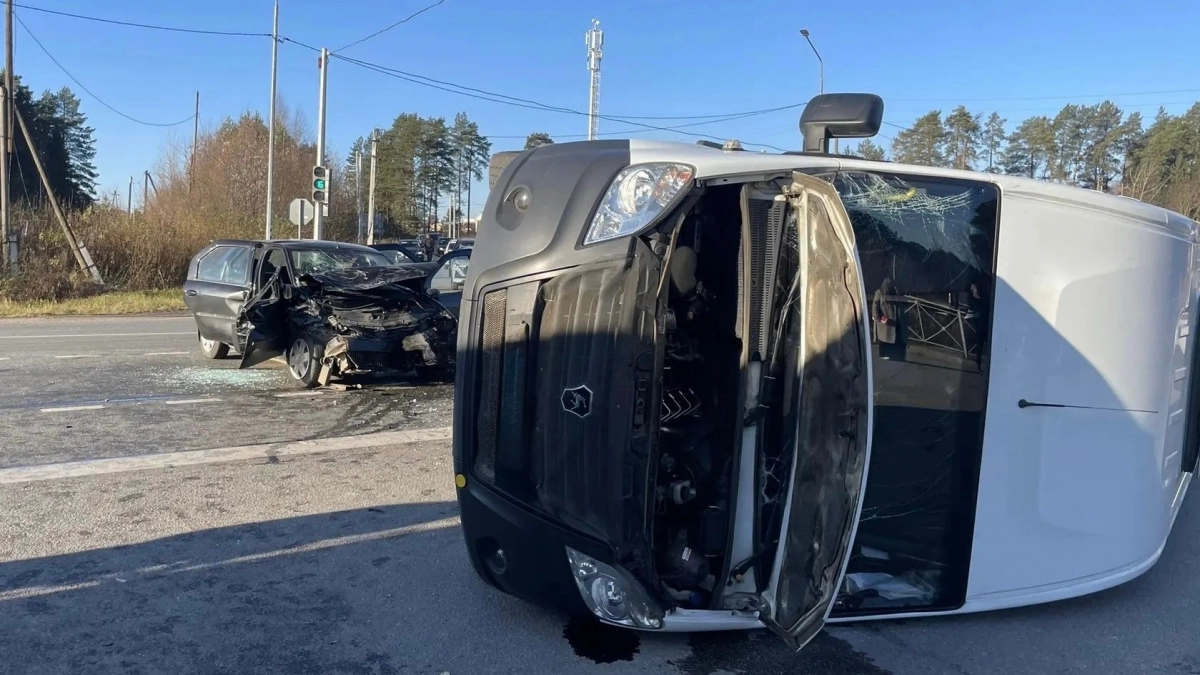 Число пострадавших в смертельном ДТП с микроавтобусом под Кировом выросло до 11